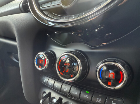 Mini Hatch COOPER CLASSIC 5 DOOR WITH SAT NAV & PARKING SENSORS 28