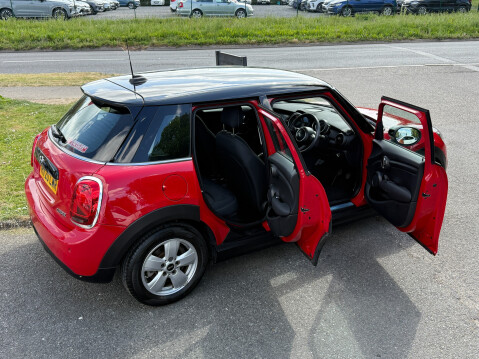 Mini Hatch COOPER CLASSIC 5 DOOR WITH SAT NAV & PARKING SENSORS 24