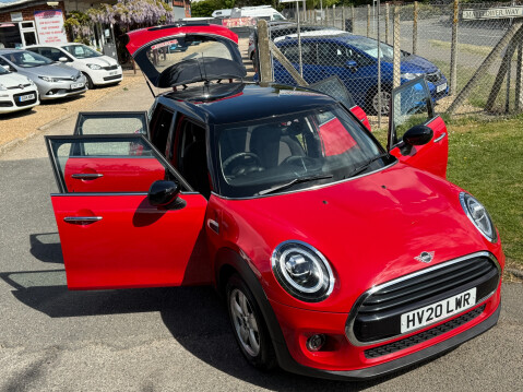 Mini Hatch COOPER CLASSIC 5 DOOR WITH SAT NAV & PARKING SENSORS 53