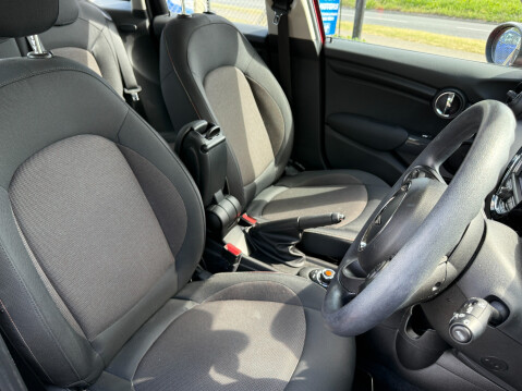 Mini Hatch COOPER CLASSIC 5 DOOR WITH SAT NAV & PARKING SENSORS 11