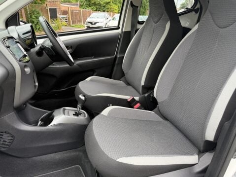 Toyota Aygo VVT-I X-TREND AUTO 28
