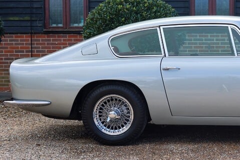 Aston Martin DB6  11