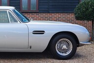 Aston Martin DB6  12