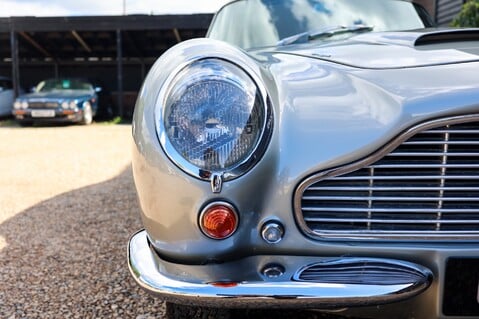 Aston Martin DB6  15