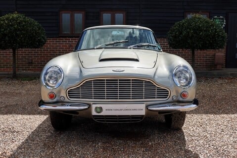 Aston Martin DB6  7