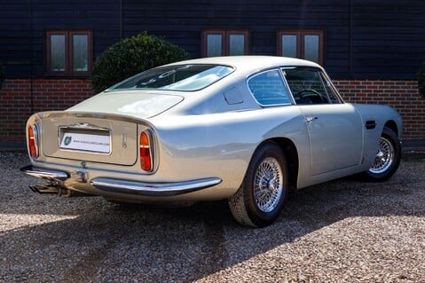 Aston Martin DB6  10