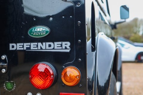 Land Rover Defender 2.2 TD XS STATION WAGON 18
