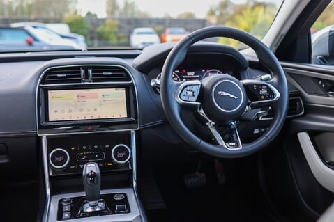 Jaguar XE R-DYNAMIC 2.0 SE 13