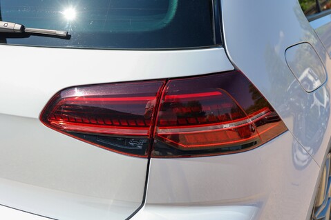 Volkswagen Golf R 2.0 TSI DSG 41