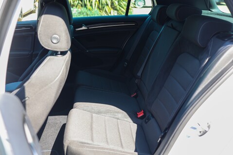 Volkswagen Golf R 2.0 TSI DSG 35