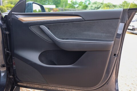 Tesla Model Y LONG RANGE AWD 22