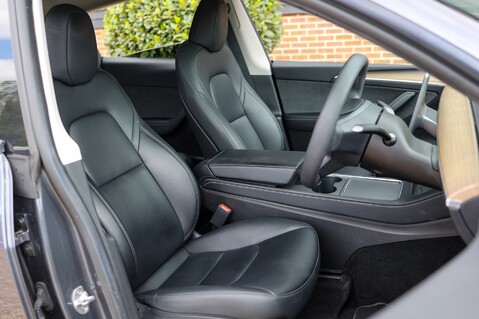 Tesla Model Y LONG RANGE AWD 3