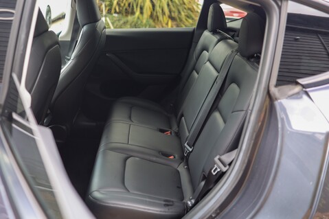 Tesla Model Y LONG RANGE AWD 21