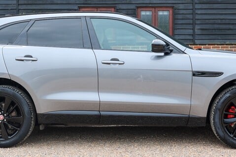 Jaguar F-Pace 2.0 R-DYNAMIC BLACK MHEV 11