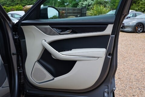Jaguar F-Pace 2.0 R-DYNAMIC BLACK MHEV 34