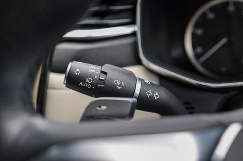 Jaguar F-Pace 2.0 R-DYNAMIC BLACK MHEV 38