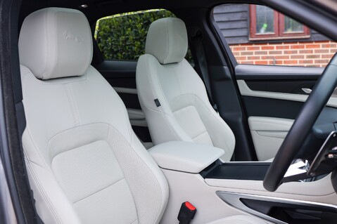 Jaguar F-Pace 2.0 R-DYNAMIC BLACK MHEV 41