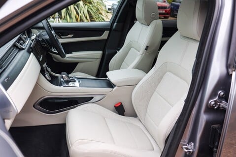 Jaguar F-Pace 2.0 R-DYNAMIC BLACK MHEV 14