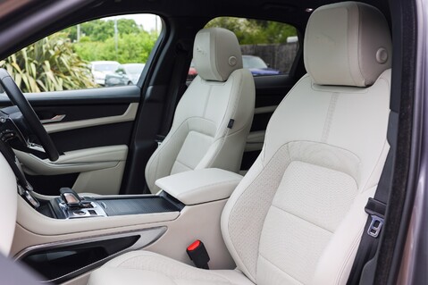 Jaguar F-Pace 2.0 R-DYNAMIC BLACK MHEV 3