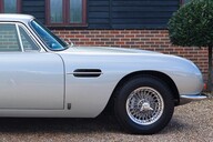 Aston Martin DB6  11