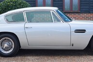 Aston Martin DB6  12