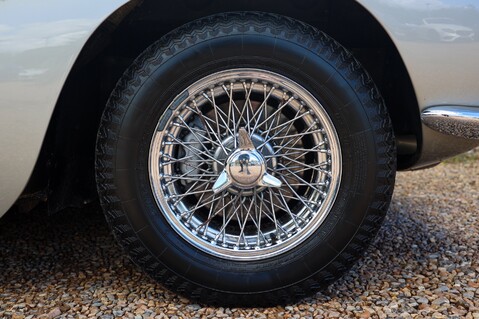Aston Martin DB6  19