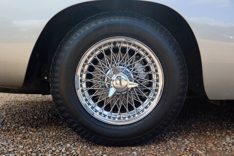 Aston Martin DB6  20