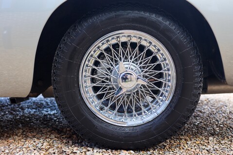 Aston Martin DB6  21