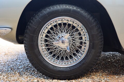 Aston Martin DB6  22
