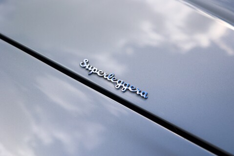 Aston Martin DB6  7