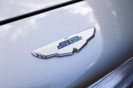 Aston Martin DB6  8