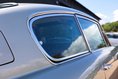 Aston Martin DB6  26