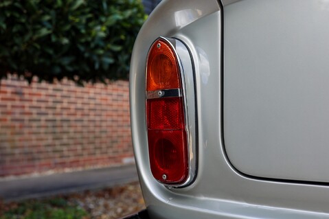 Aston Martin DB6  29