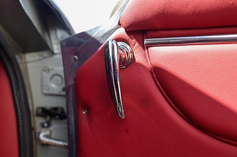 Aston Martin DB6  36