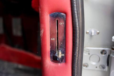 Aston Martin DB6  40