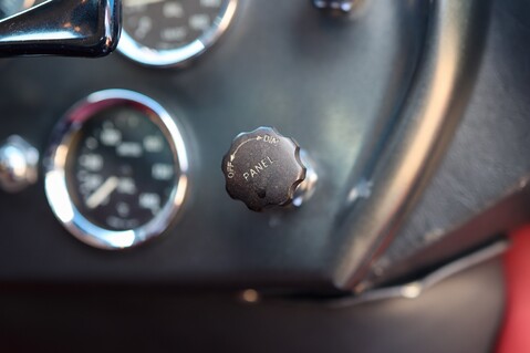 Aston Martin DB6  42