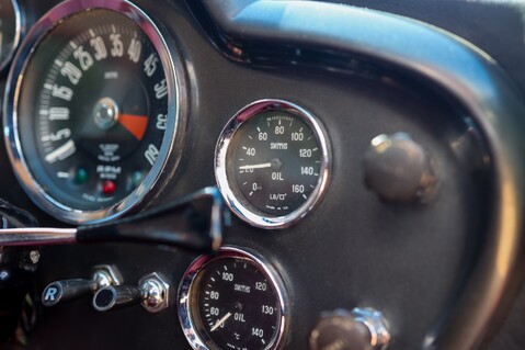 Aston Martin DB6  43
