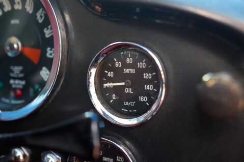 Aston Martin DB6  44