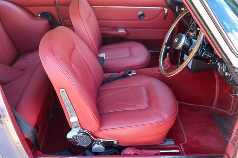 Aston Martin DB6  6