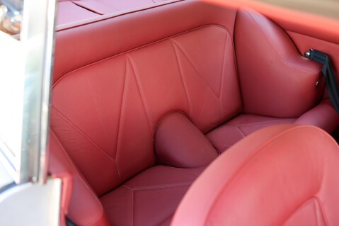 Aston Martin DB6  60
