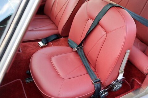 Aston Martin DB6  32