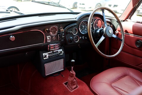 Aston Martin DB6  31