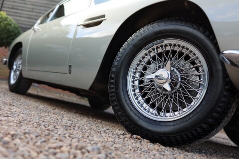 Aston Martin DB6  9
