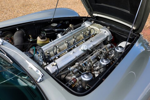 Aston Martin DB6  75