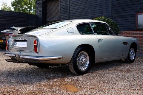 Aston Martin DB6  90