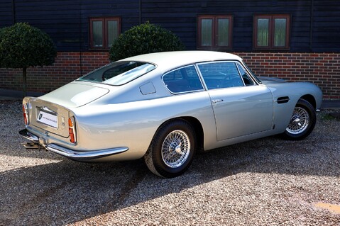 Aston Martin DB6  18