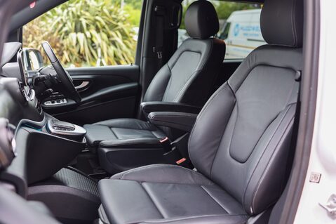 Mercedes-Benz V Class V220D 2.1 AMG LINE 7 SEAT 40