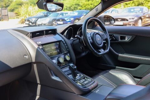 Jaguar F-Type 5.0 V8 R AWD 15