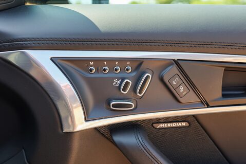 Jaguar F-Type 5.0 V8 R AWD CONVERTIBLE 22