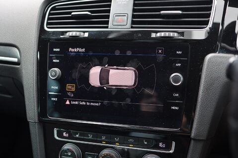 Volkswagen Golf R 2.0 TSI 4MOTION DSG 9